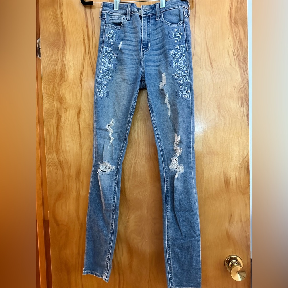Hollister Denim Skinny Jean Embroidered and Destroyed 0R